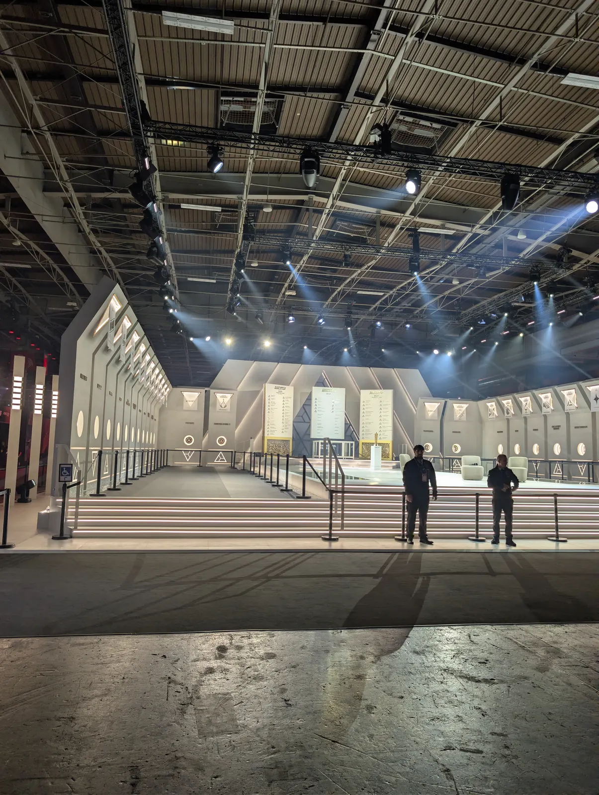 Installation d'une grande salle avant une LAN