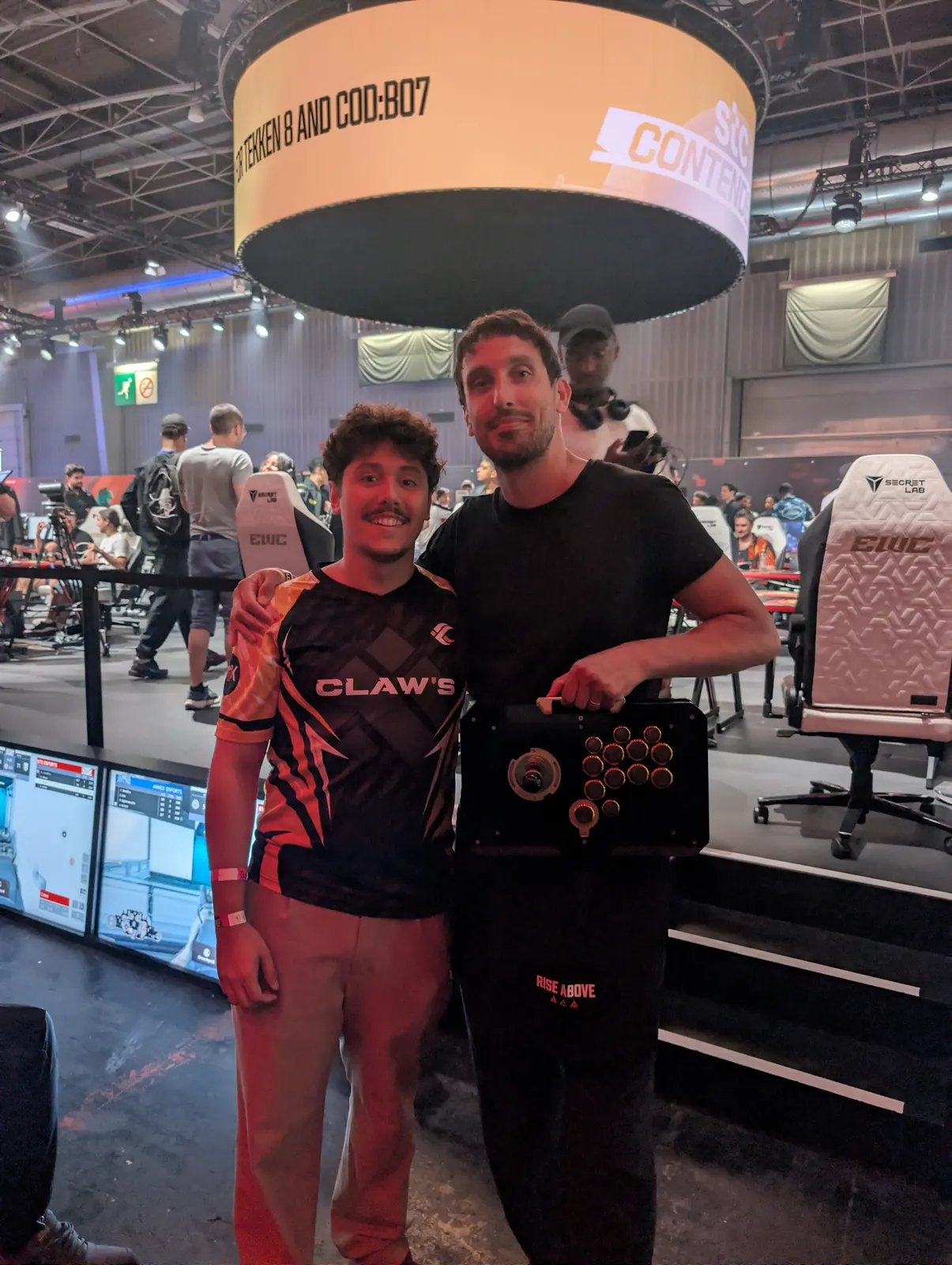 Joueurs Claws devant leur poste de compétition Lenovo Legion