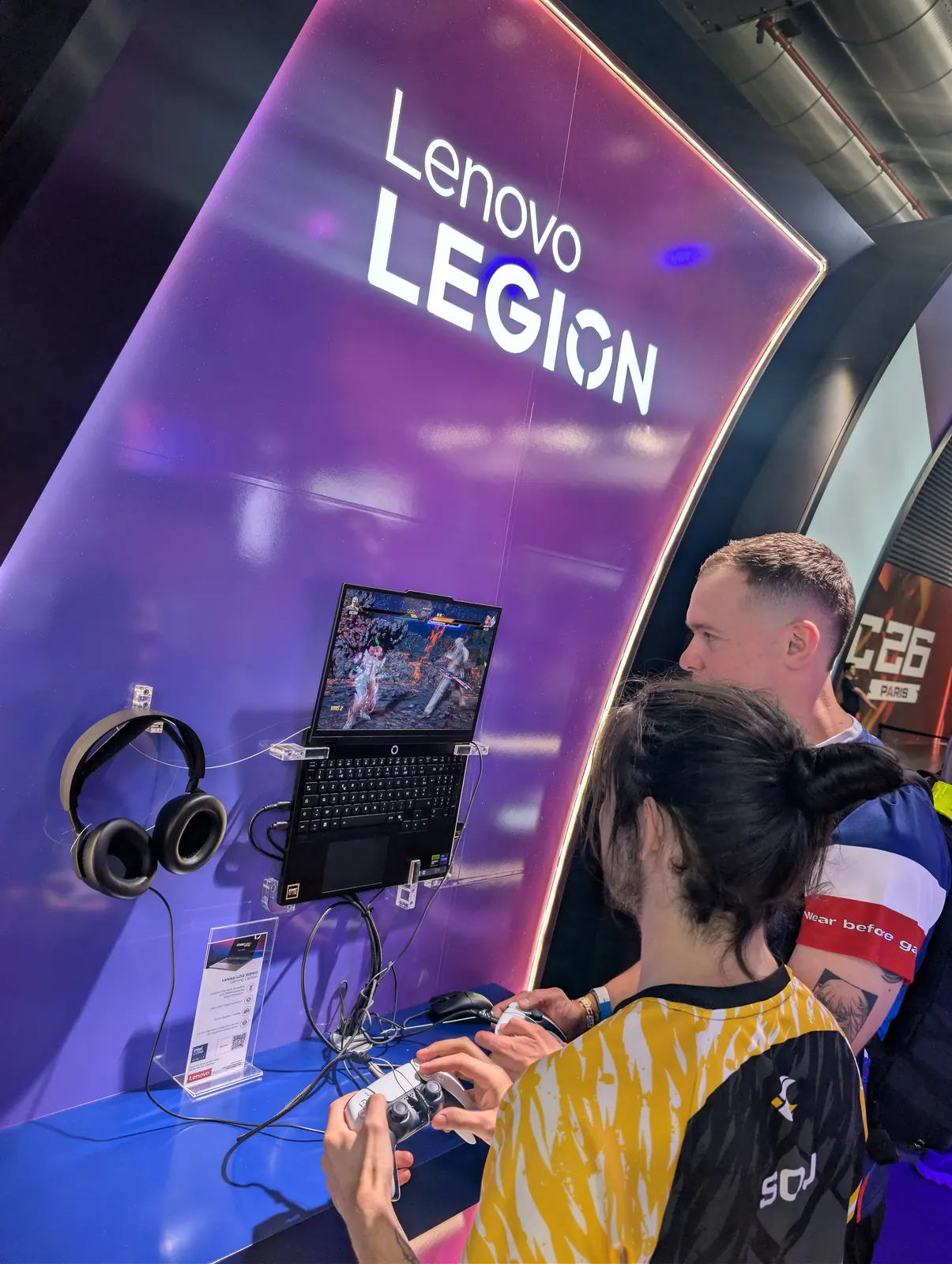 Joueur Claws en compétition sur un stand Lenovo Legion