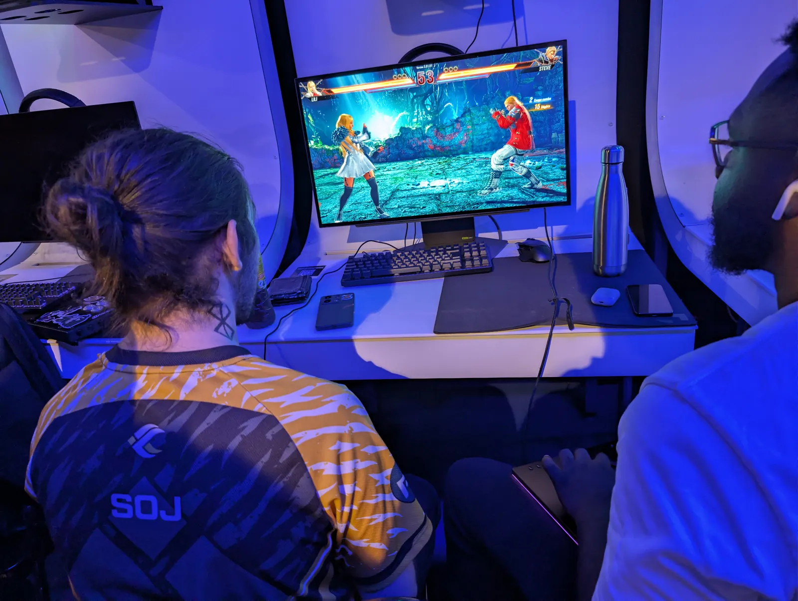 Match de jeu de combat vu derrière les compétiteurs
