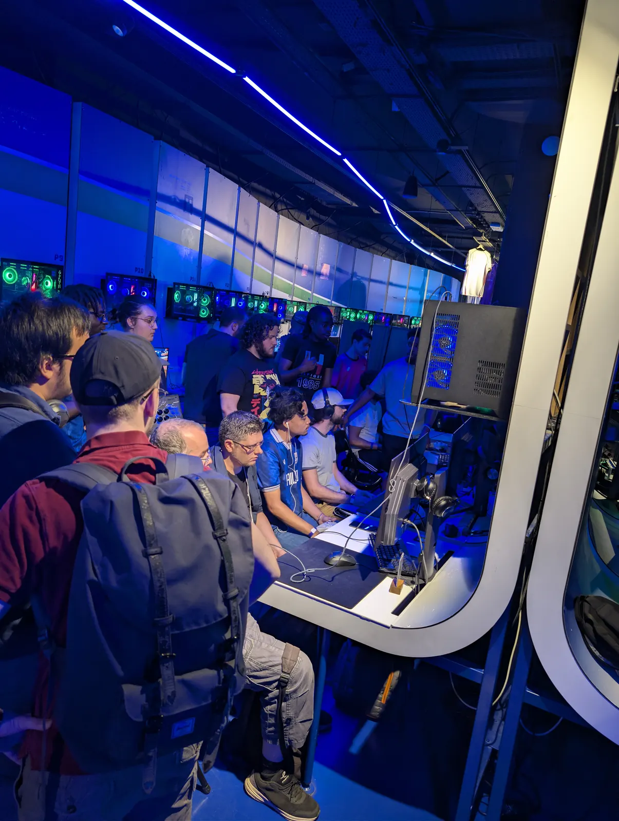 Public installé devant les postes de jeu d'une LAN