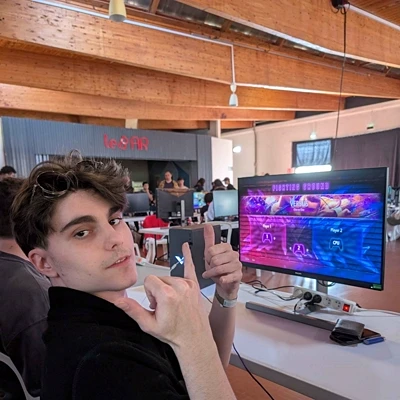 Yobamox devant un poste de jeu